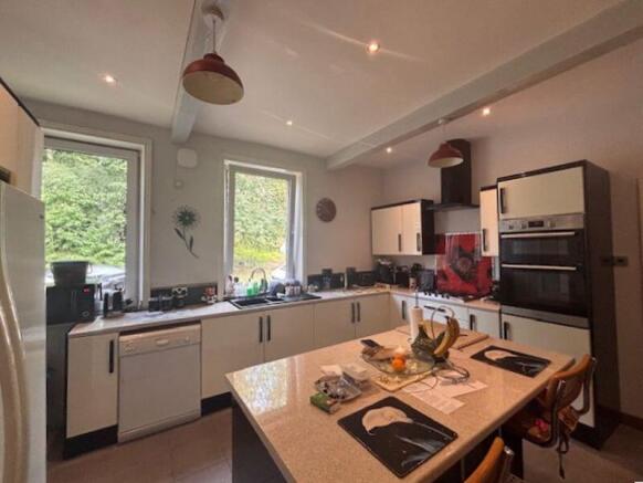 4 bed Detached for sale Image 9