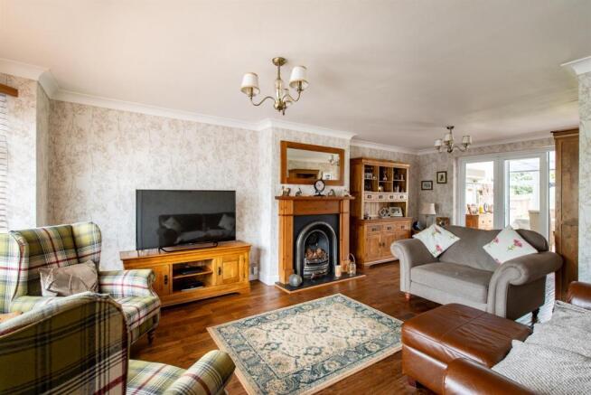 2 Ashenden Close lounge1a.jpg