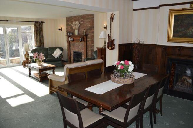 LOUNGE/DINER