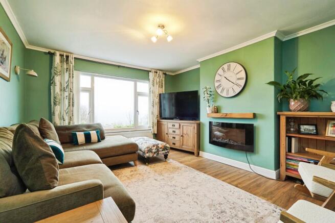 Bronte Drive, Oakworth, Keighley photo 4