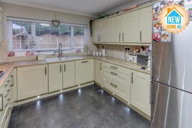 KITCHEN / BREAKFAST ROOM: