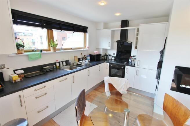 2 bed Flat for sale Image 4