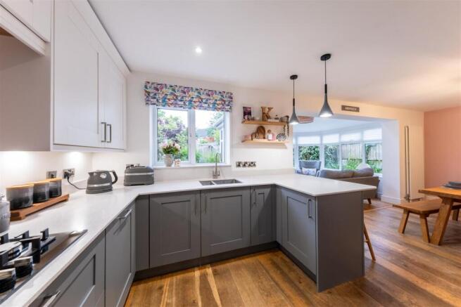 2 Westfield Close-002.jpg