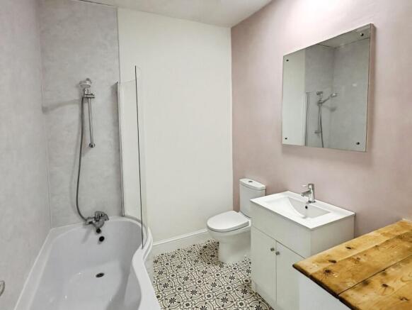 2 bed Terraced to rent Image 4