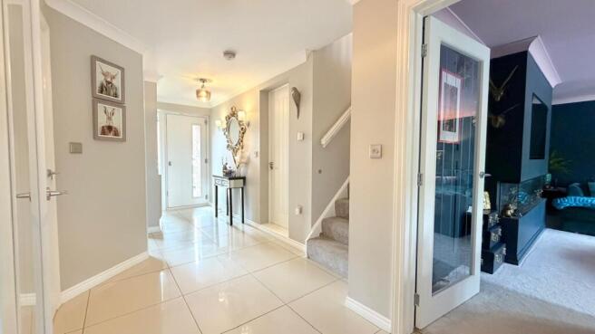 5 bed Detached for sale Image 3