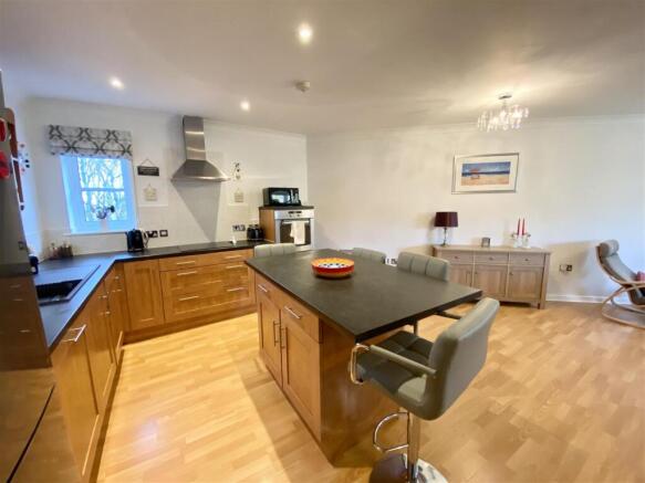 2 bed Apartment to rent Image 5