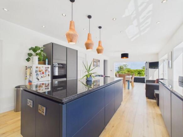 Kitchen & Dining