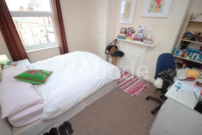 5 bed House to rent Image 6