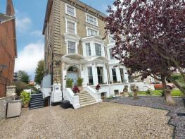 Basement Flat, 3 Park Mansions, North Parade, Lowestoft NR32 4PB