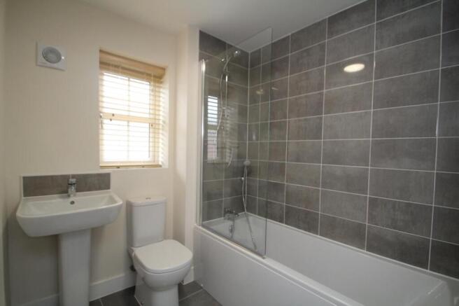 4 bed House to rent Image 11