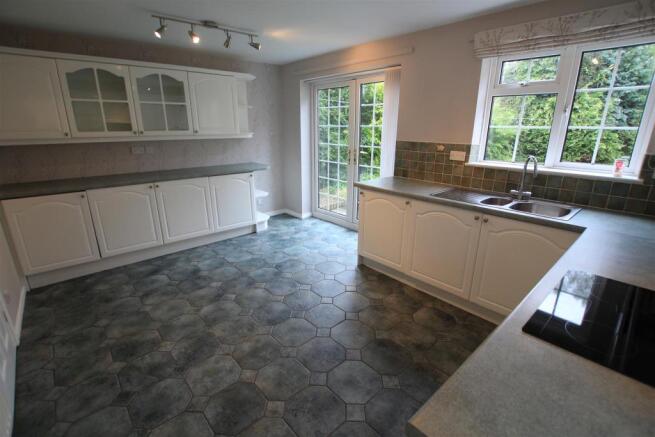 Kitchen (2).JPG