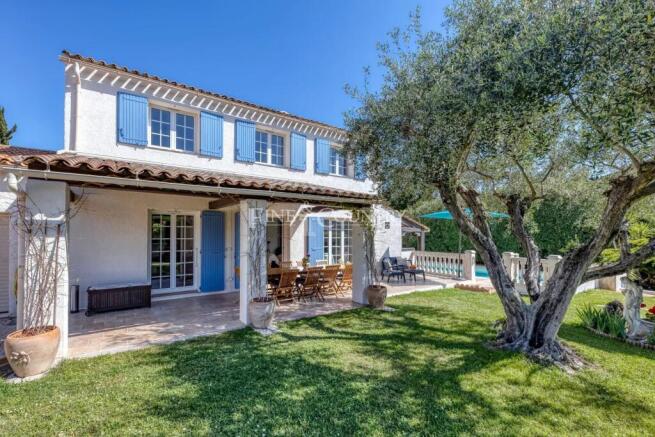 Flat and fenced 970 sqm plot