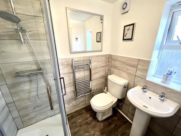 EN-SUITE SHOWER ROOM