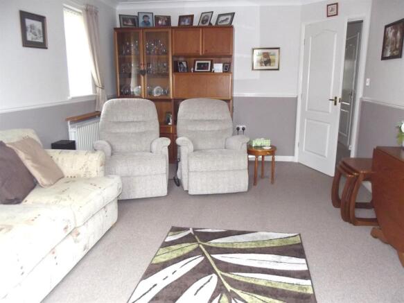LOUNGE 2ND PHOTO