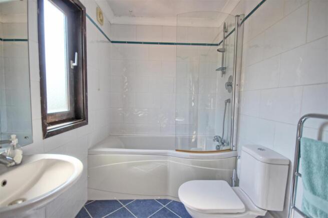 EN-SUITE BATHROOM