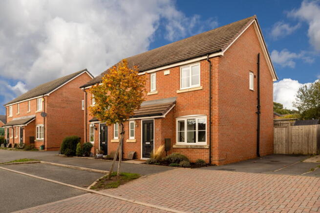 3-bed semi-detached on Lancaster Way, Whitnash, Leamington Spa, CV31 2BF, £325,000