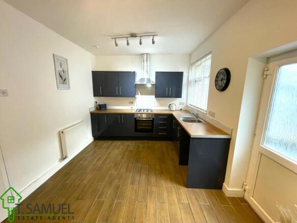 Kitchen 2.JPG