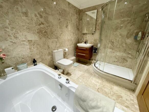 10. BATHROOM.jpg