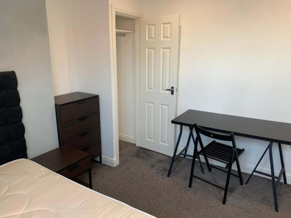 4 bed House to rent Image 7