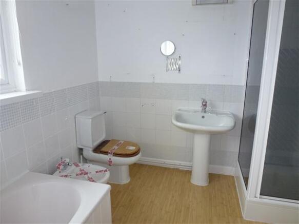 FAMILY BATHROOM