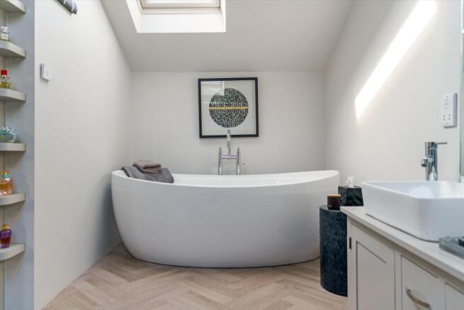 5 bed Detached for sale Image 12