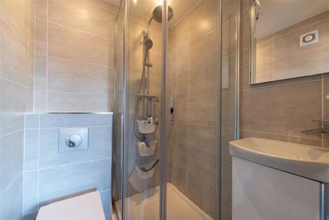 EN-SUITE SHOWER ROOM