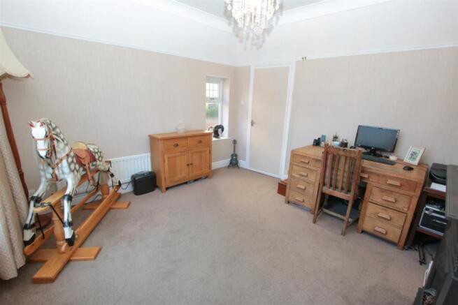 SEPARATE SITTING/ FAMILY ROOM