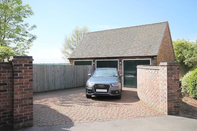 TRIPLE GARAGE/PAR...