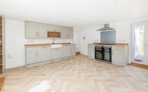 CHARMING RENOVATED COTTAGE - Worsley Road, Gurnard