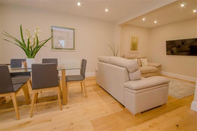 FAMILY / DINING ROOM