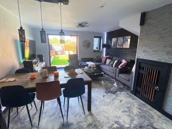 DINING/FAMILY AREA