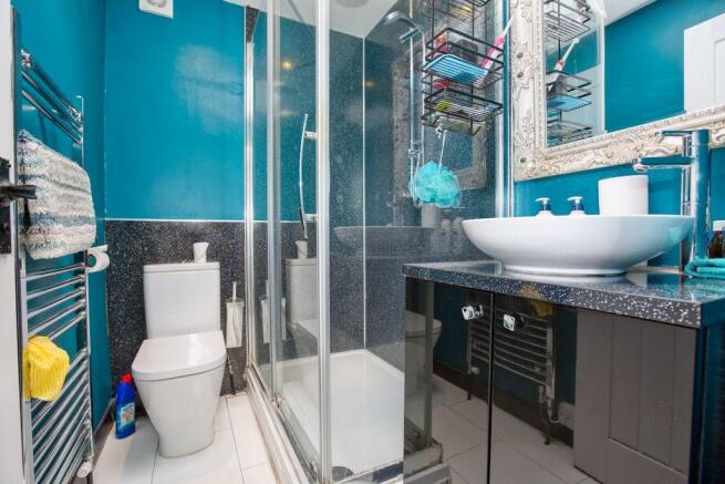 Ensuite to Bed 1