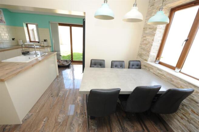 4 bed Semi-Detached for sale Image 6