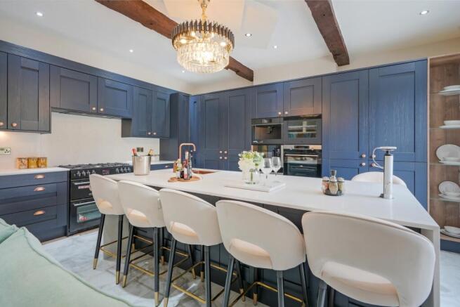 5 bed Detached for sale Image 9