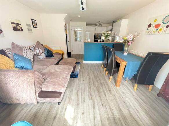LIVING/DINING AREA