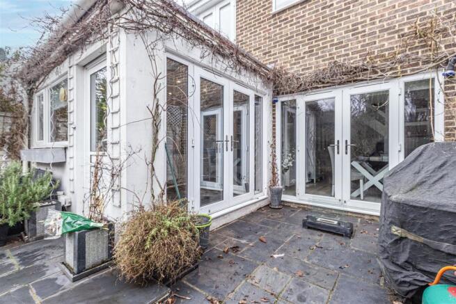 7 Pinewood Park, New Haw, KT15 3BS - 12.jpg