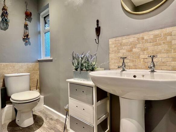 Bathroom 1.jpg