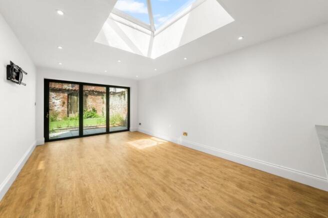 4 bed Terraced for sale Image 5