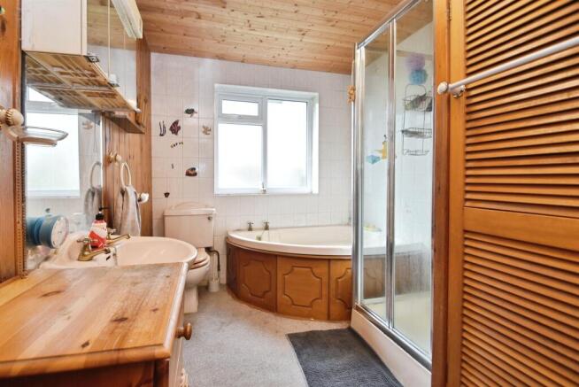4 bed Detached Bungalow for sale Image 10