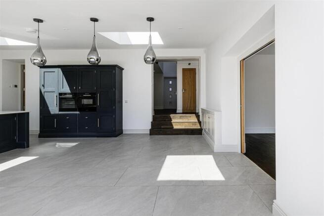 5 bed Detached for sale Image 11