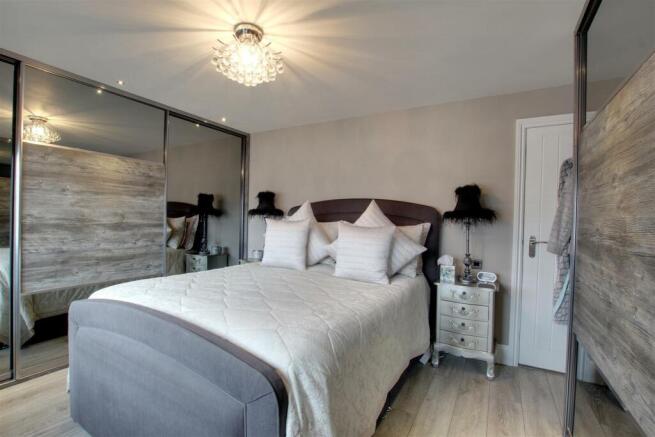 MASTER BEDROOM (FRONT)