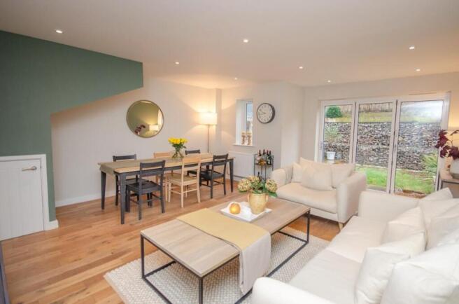 Living room pic 4.jpg