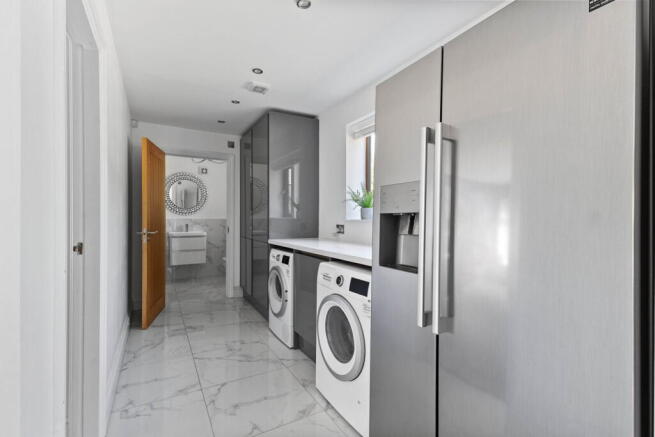 6 bed Detached for sale Image 7