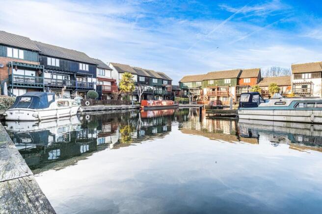 Marina Approach, Hayes, UB4 photo 4