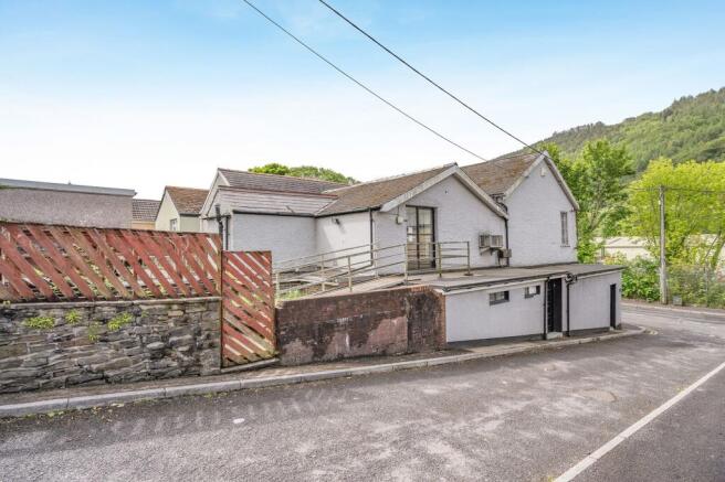 Abercarn Constitutional Club, Station Yd, Bridge Street, Abercarn, Newport, NP11 4SE