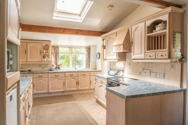 4 bed Detached for sale Image 9
