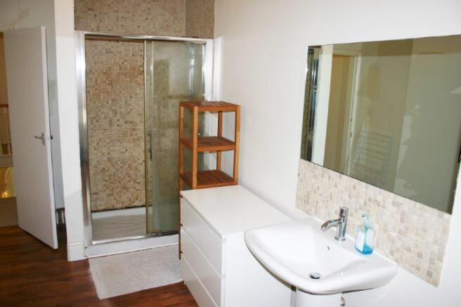 LARGE BATHROOM