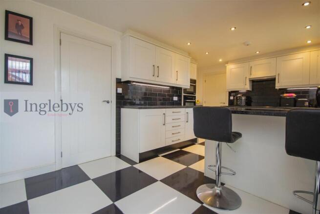 4 bed Detached for sale Image 11