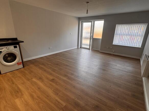 1 bed Ground Flat to rent Image 5