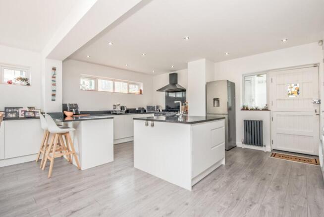 4 bed Detached for sale Image 5